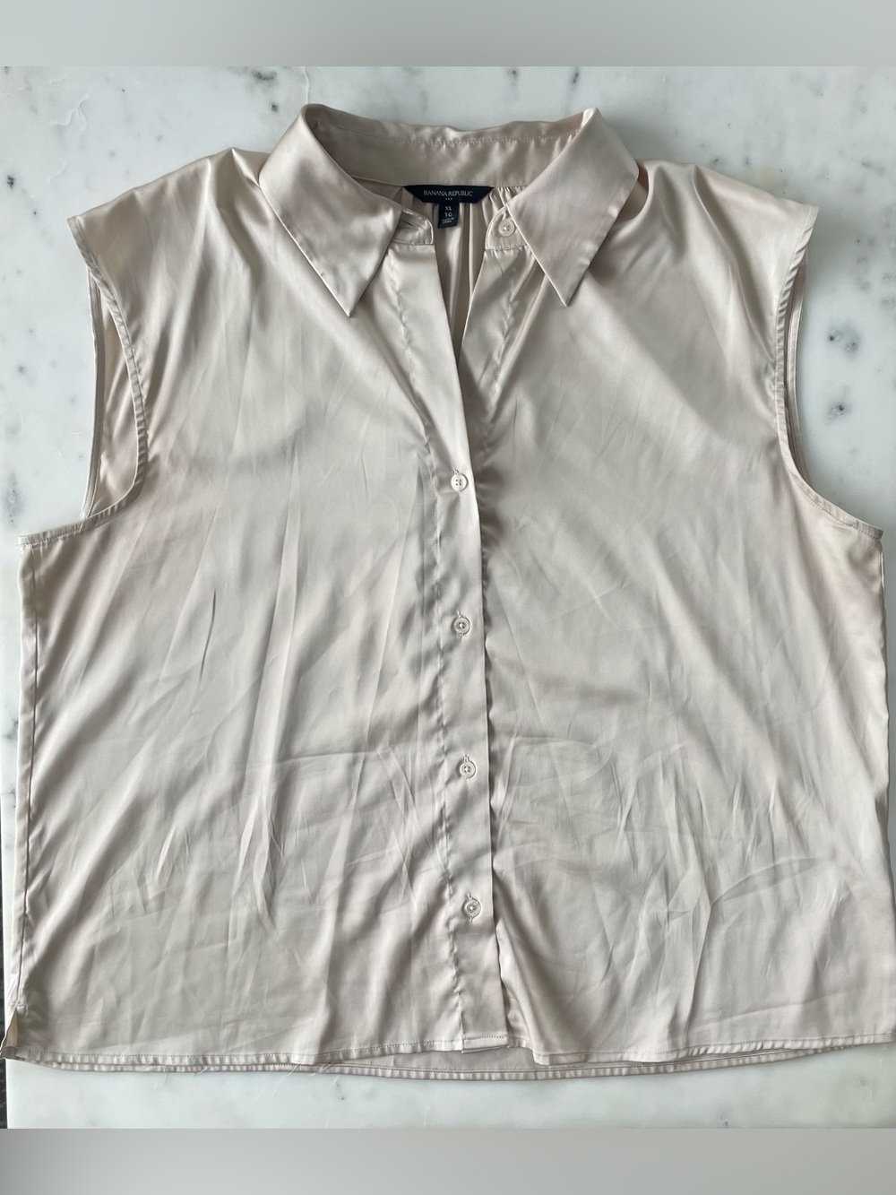 Banana Republic Sleeveless Button-Down Blouse in Taupe